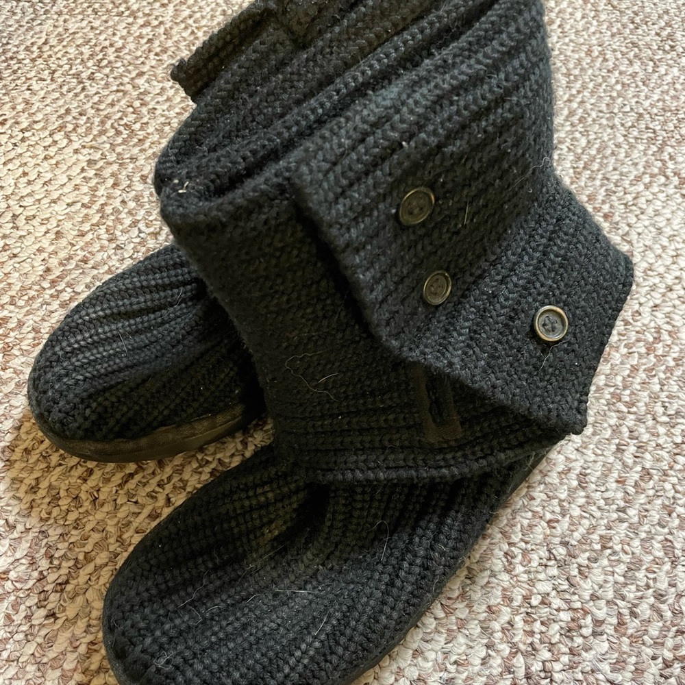 Black classic knit Uggs Size 6. GUC.